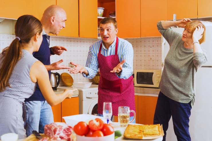 famiglia cucina