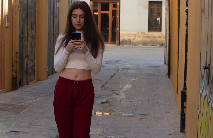 Ragazza che usa lo smartphone