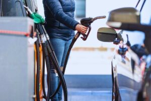 Persona al rifornimento di benzina