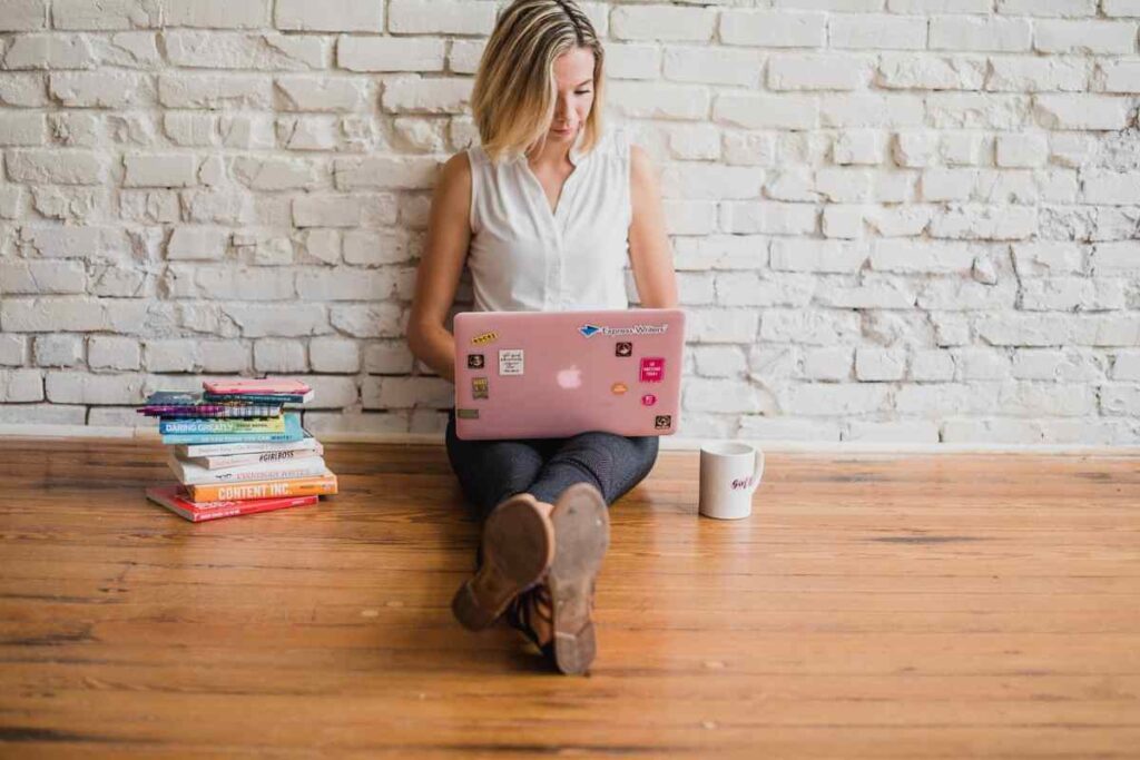 ragazza che scrive al computer