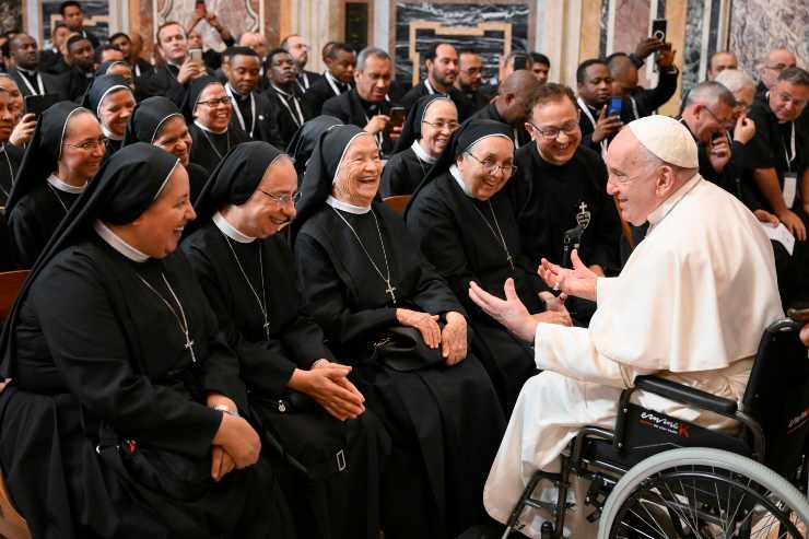 papa francesco con le suore