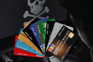 Carte di credito con lo sullo sfondo un hacker