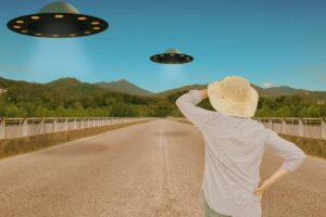 persona guarda ufo