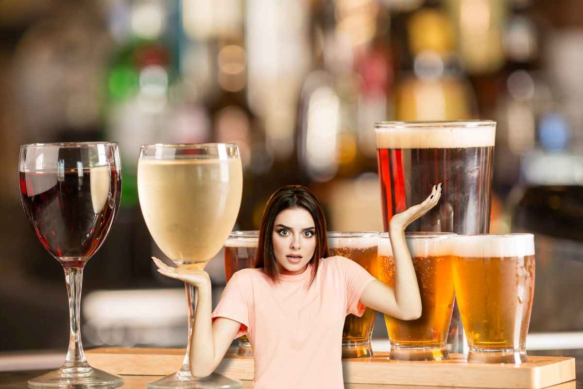 2 bicchieri di vino una caraffa di birra e 3 bicchieri di birra una donna che non sa scegliere